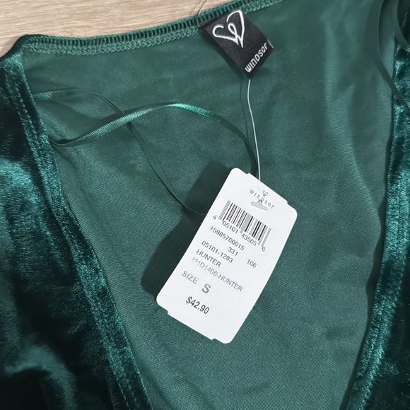 Emerald Velvet Dress - Picture 3 of 4